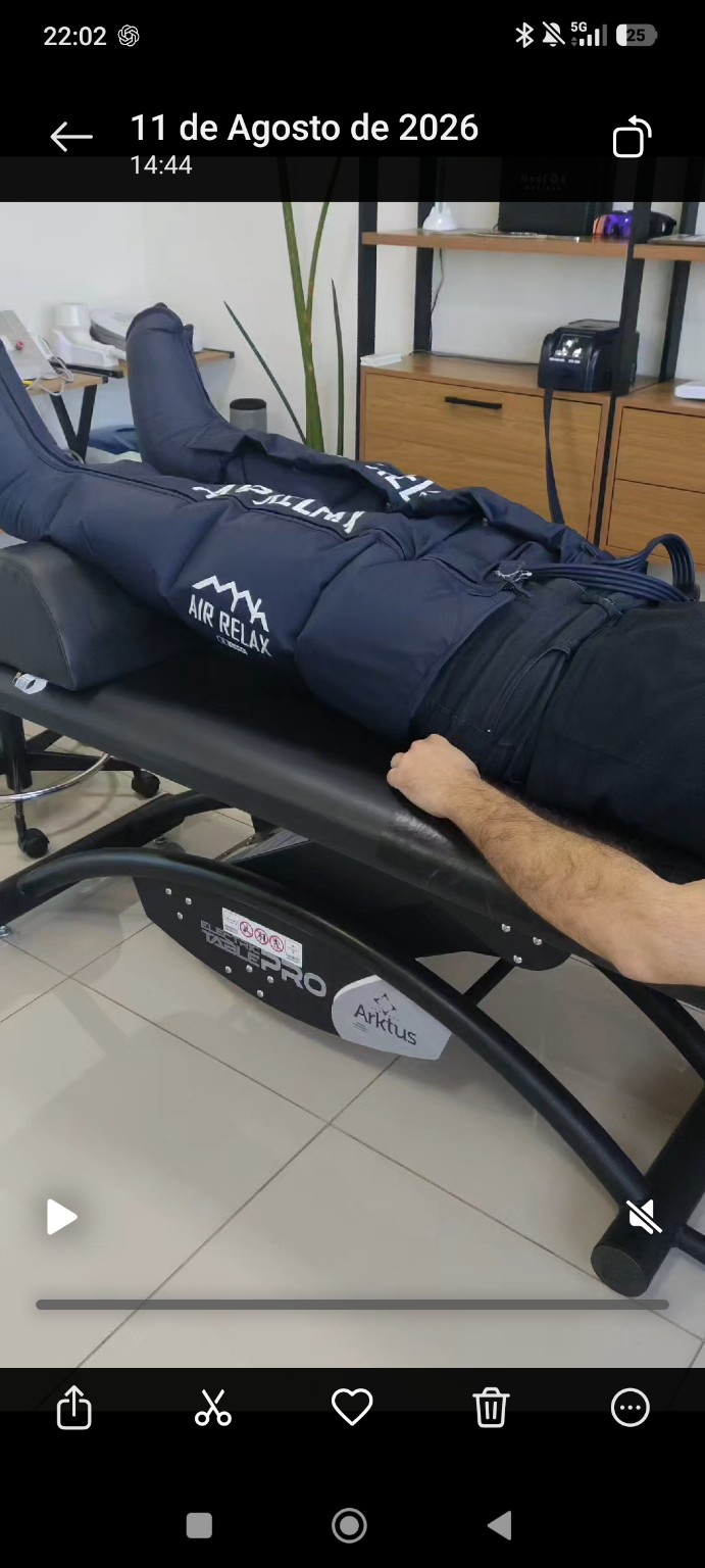 Botas de compressão pneumática Air Relax aplicadas nas pernas de uma pessoa deitada na maca do consultório.